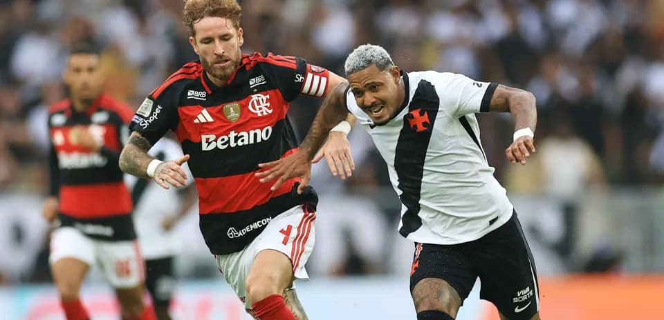 Jugadores de Vasco y Flamengo en acción