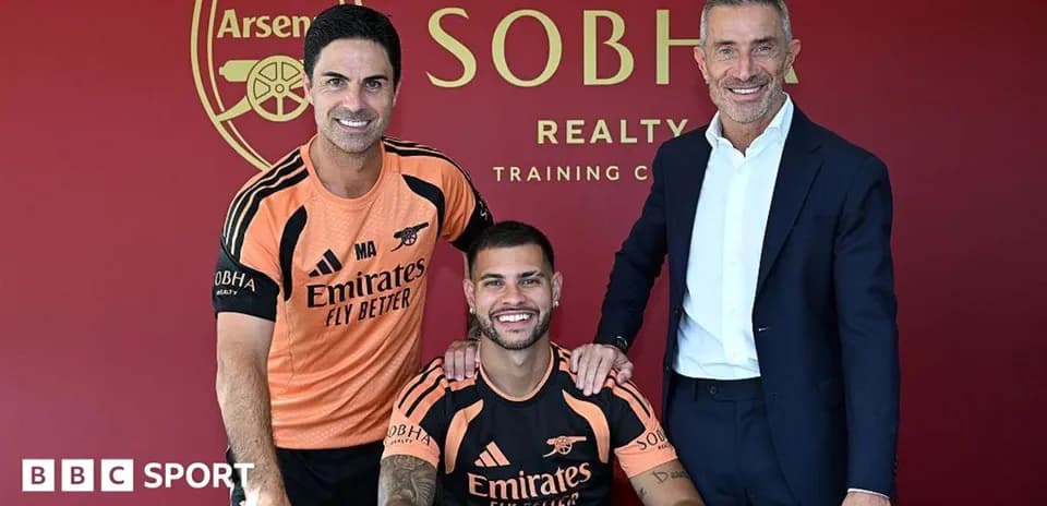 Entrenador y jugador posando con directivo en club