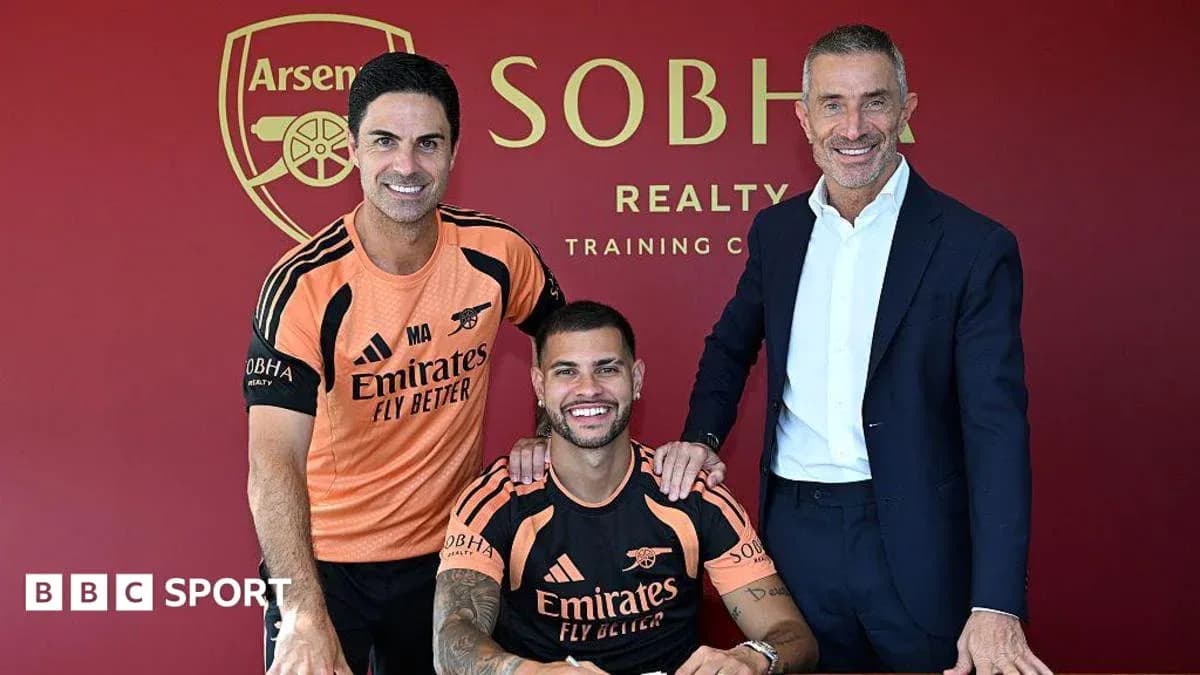 Entrenador y jugador posando con directivo en club