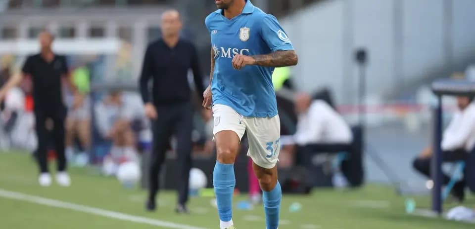 Jugador corriendo con balón durante un partido