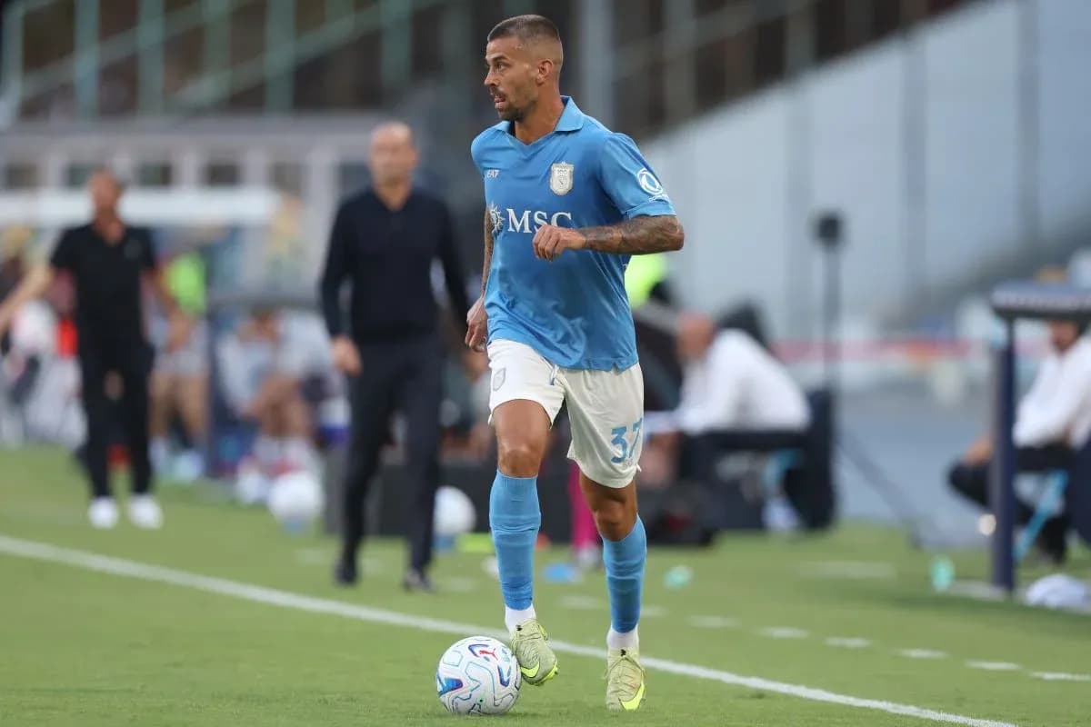 Jugador corriendo con balón durante un partido