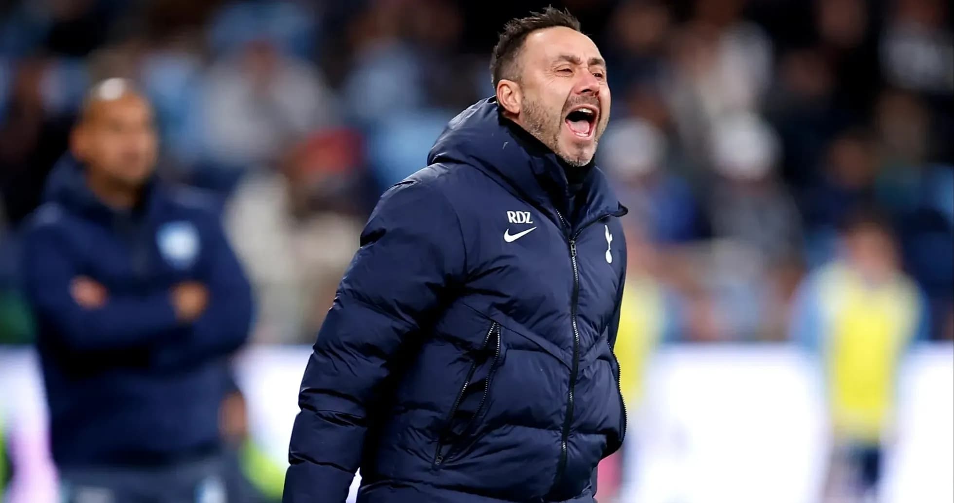 Entrenador de pie gritando durante un partido