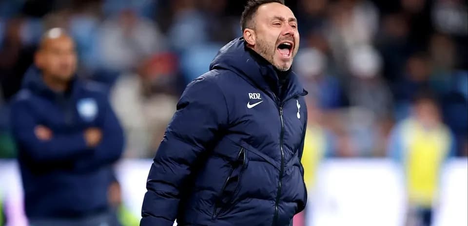 Entrenador de pie gritando durante un partido