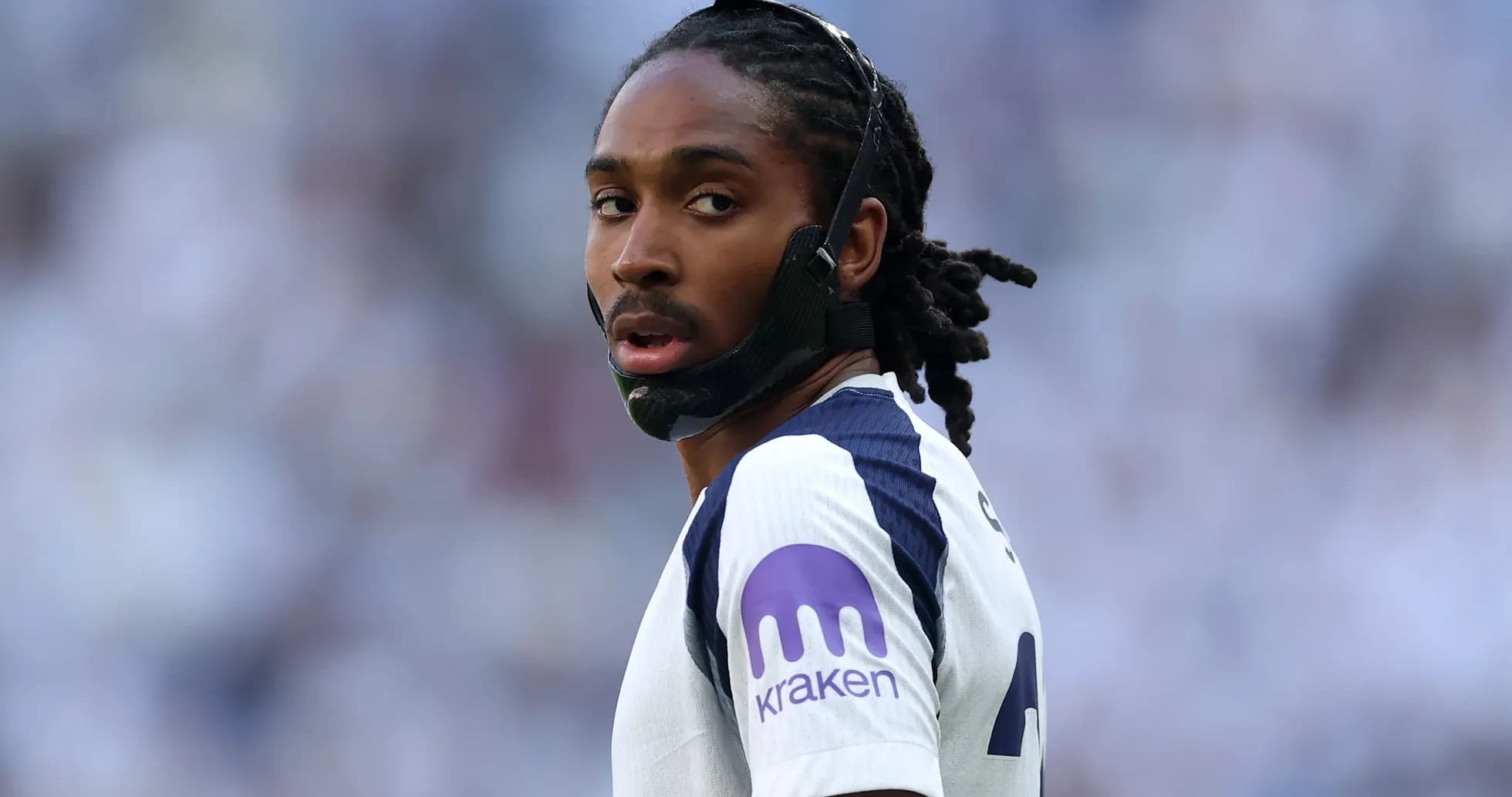 Jugador con máscara durante un partido de fútbol