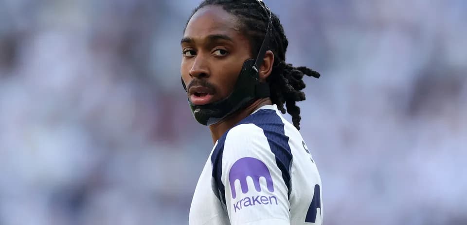 Jugador con máscara durante un partido de fútbol
