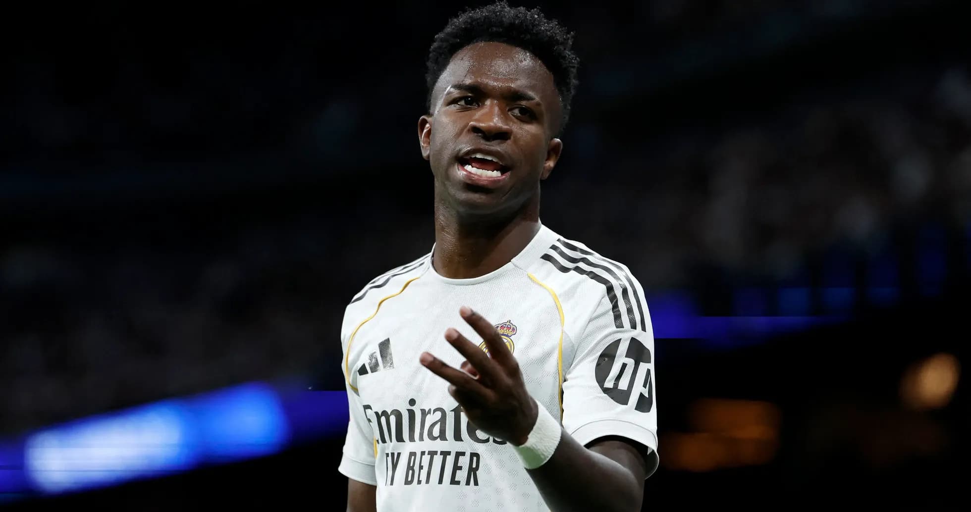 Jugador de Real Madrid gesticulando en el campo