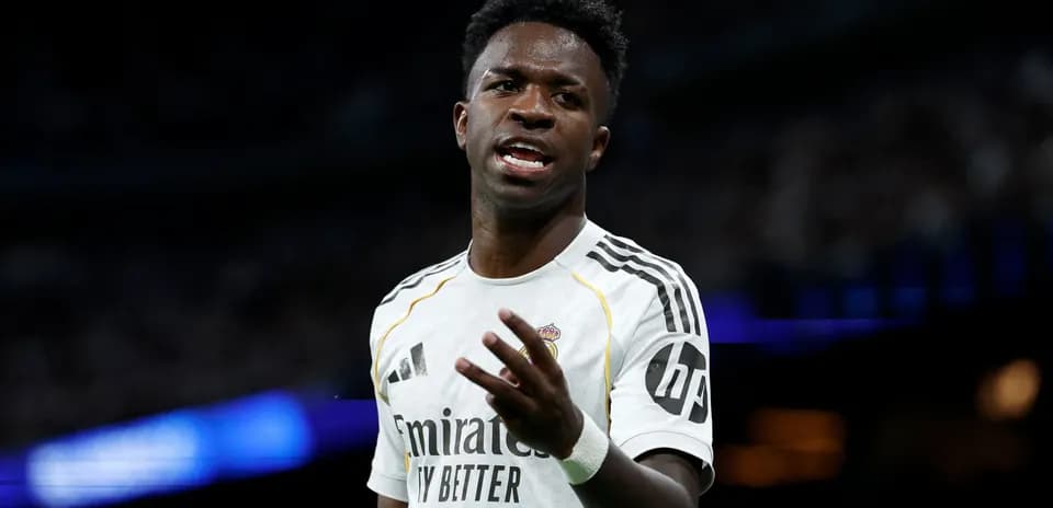 Jugador de Real Madrid gesticulando en el campo