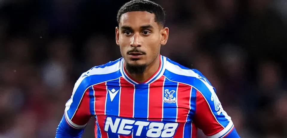 Jugador de Crystal Palace en acción en el partido