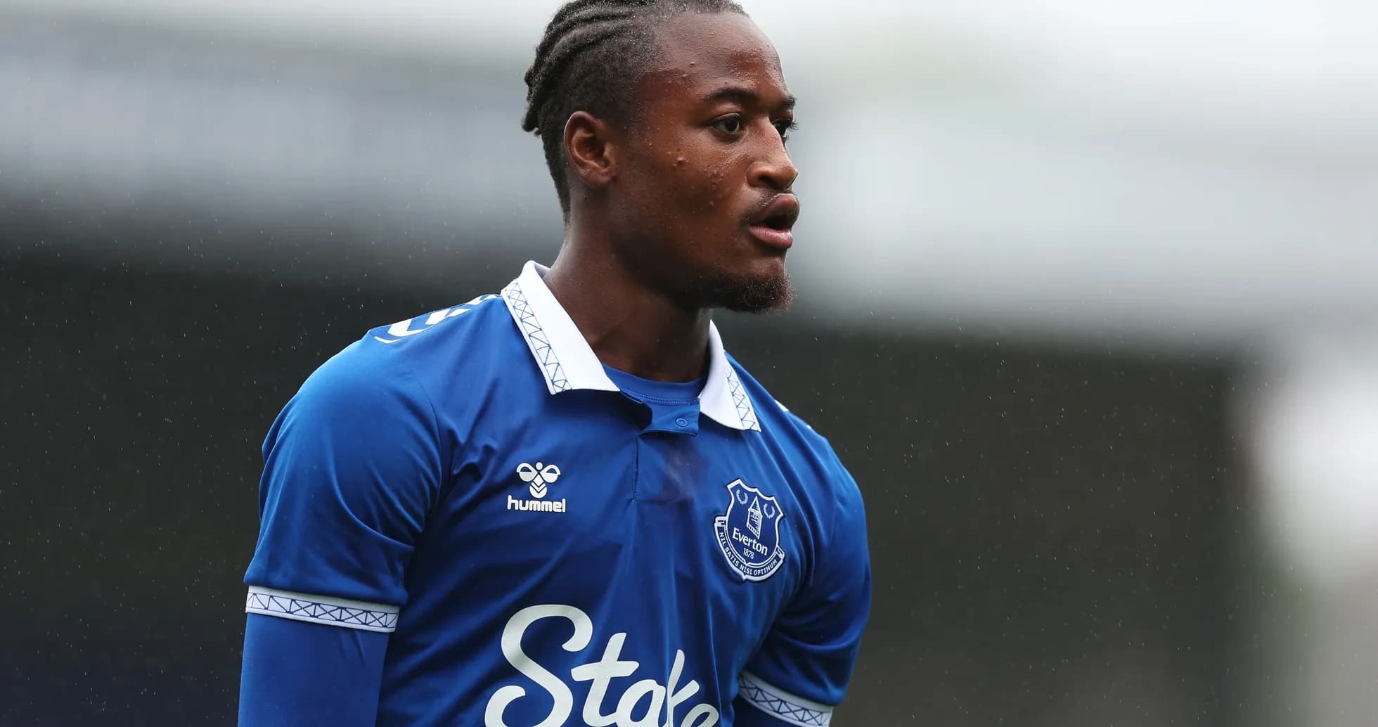 Jugador de Everton en camiseta azul durante el partido
