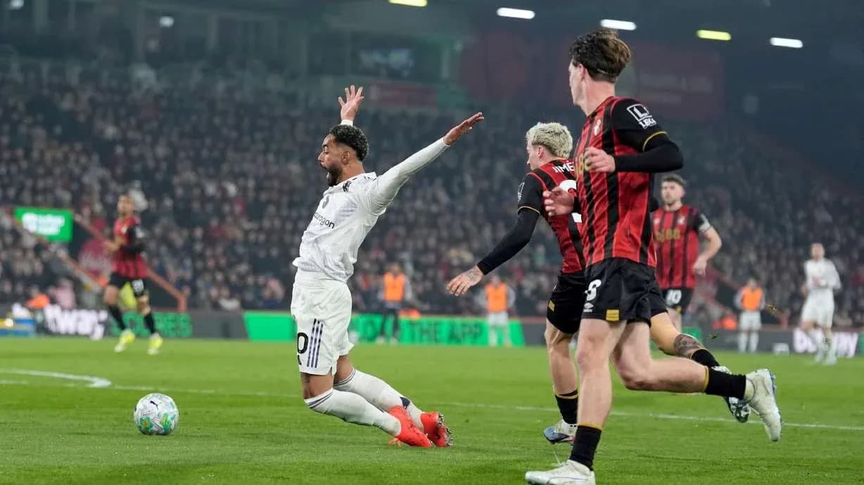 Jugador de Manchester United cae en el partido