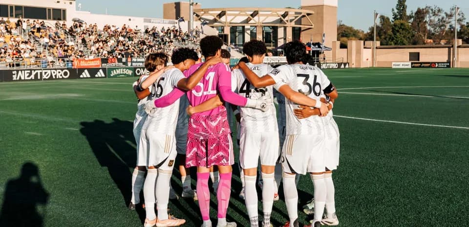 Jugadores de Ventura County en círculo antes del partido