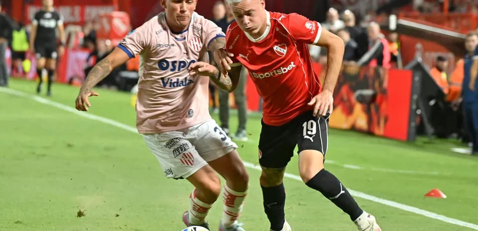 Jugadores de Unión y Independiente en acción
