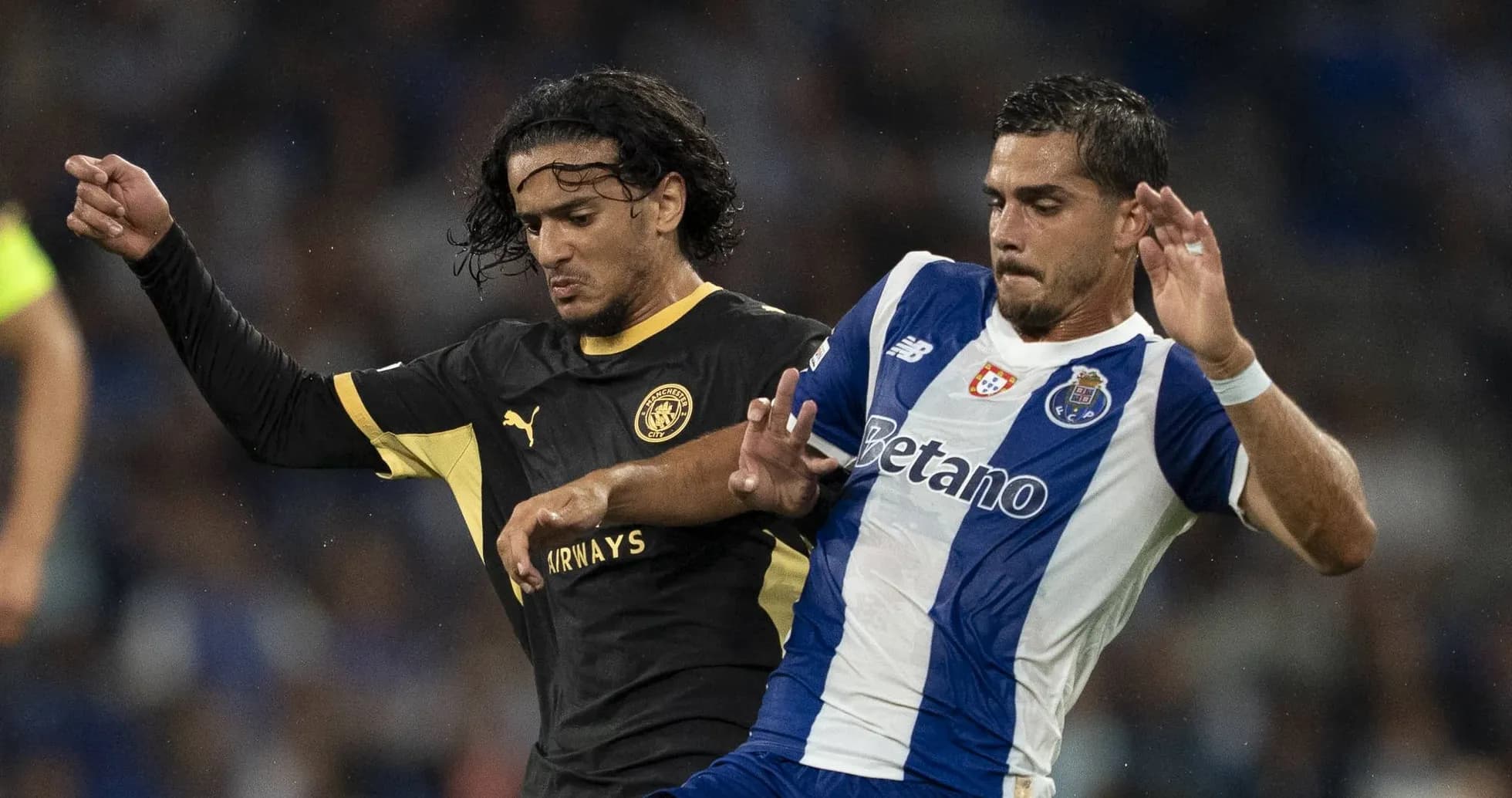 Jugadores disputando el balón en partido de fútbol