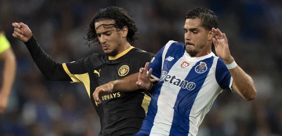 Jugadores disputando el balón en partido de fútbol