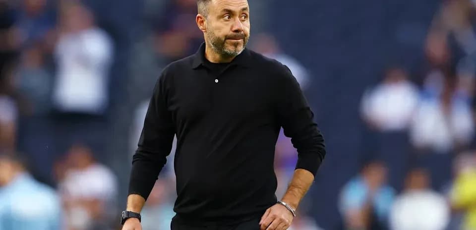 Entrenador caminando por la línea de banda