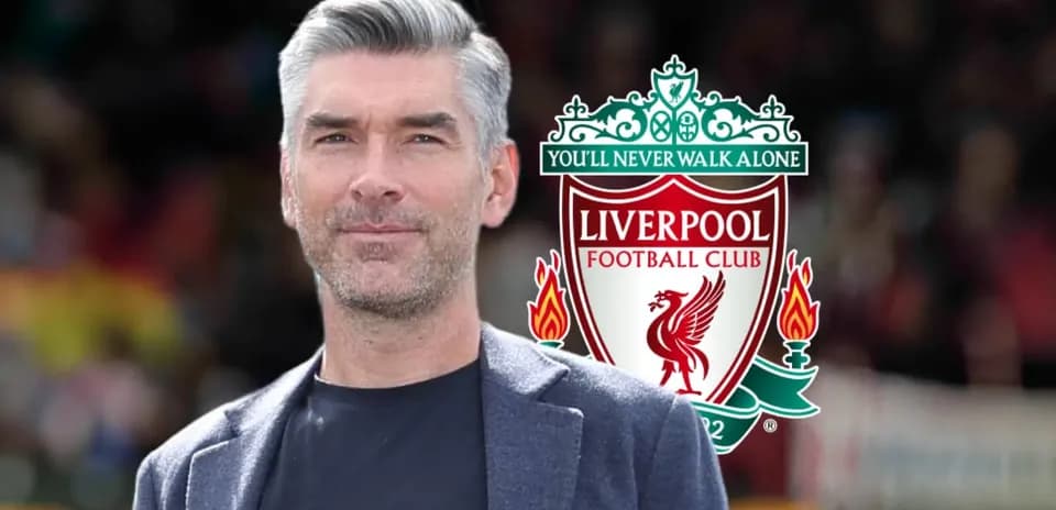 Hombre sonriendo con logo de Liverpool detrás