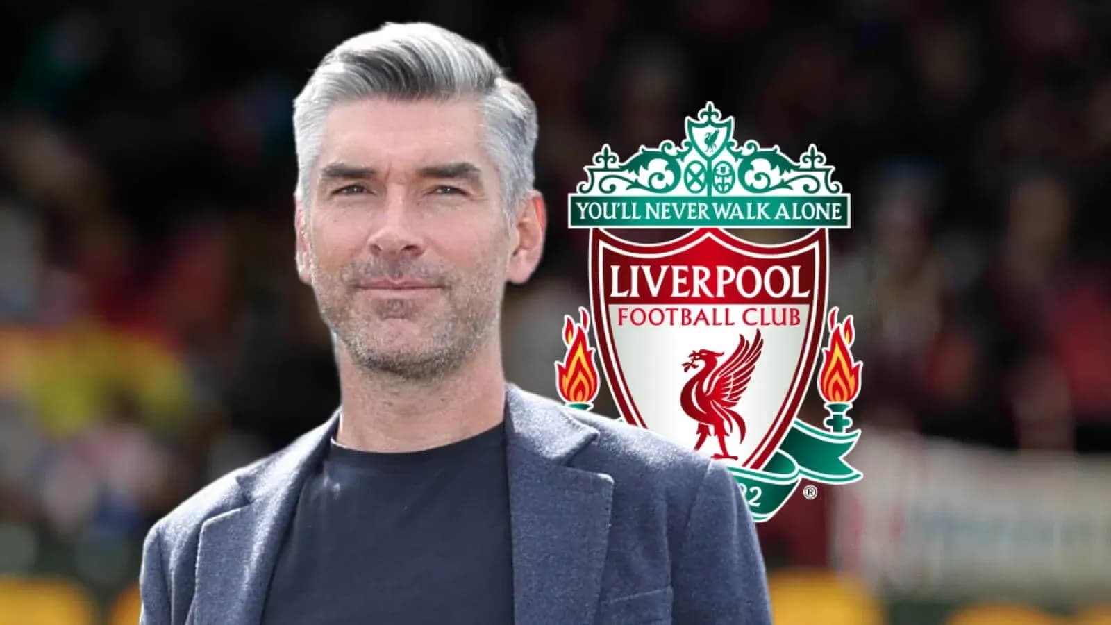 Hombre sonriendo con logo de Liverpool detrás