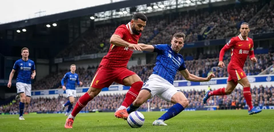 Jugadores de Liverpool y Everton luchando por el balón