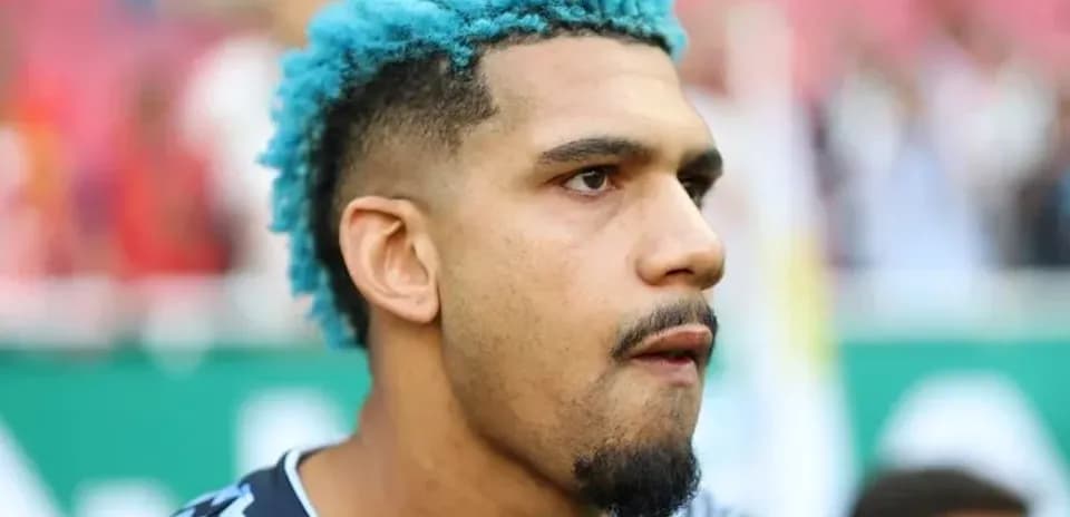 Jugador con cabello azul en el campo de fútbol