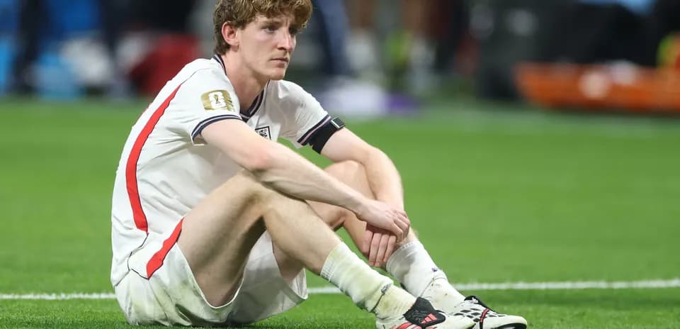 Jugador sentado en el campo después del partido