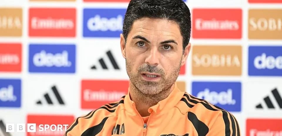 Entrenador en rueda de prensa con fondo publicitario