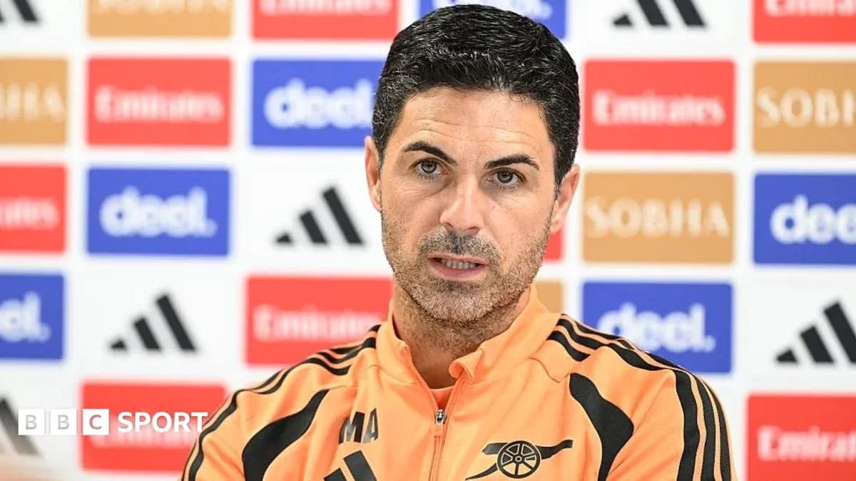 Entrenador en rueda de prensa con fondo publicitario