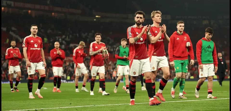 Jugadores de Manchester United aplaudiendo al público
