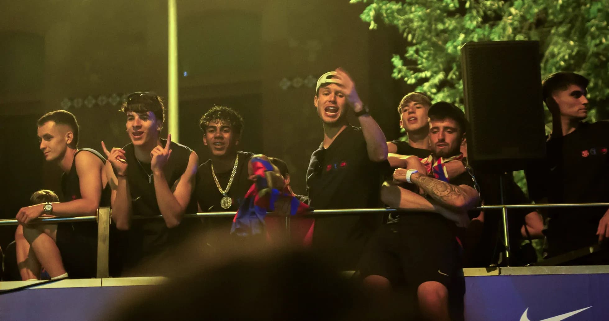 Grupo de aficionados celebrando en evento nocturno