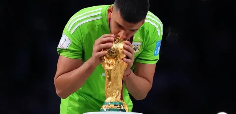 Jugador besando el trofeo de la Copa del Mundo