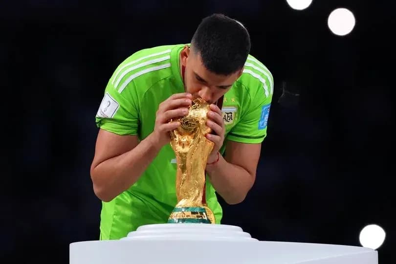 Jugador besando el trofeo de la Copa del Mundo