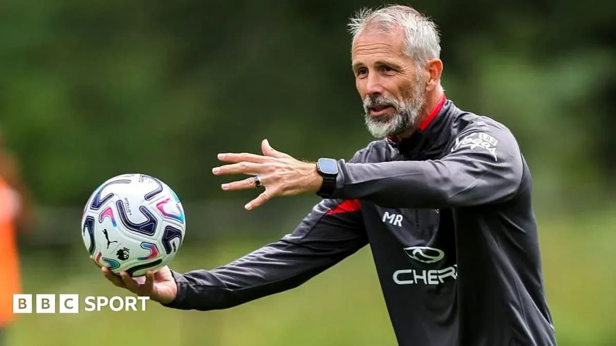 Entrenador dando instrucciones durante sesión de entrenamiento