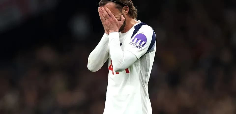 Jugador de Tottenham cubriéndose la cara con las manos