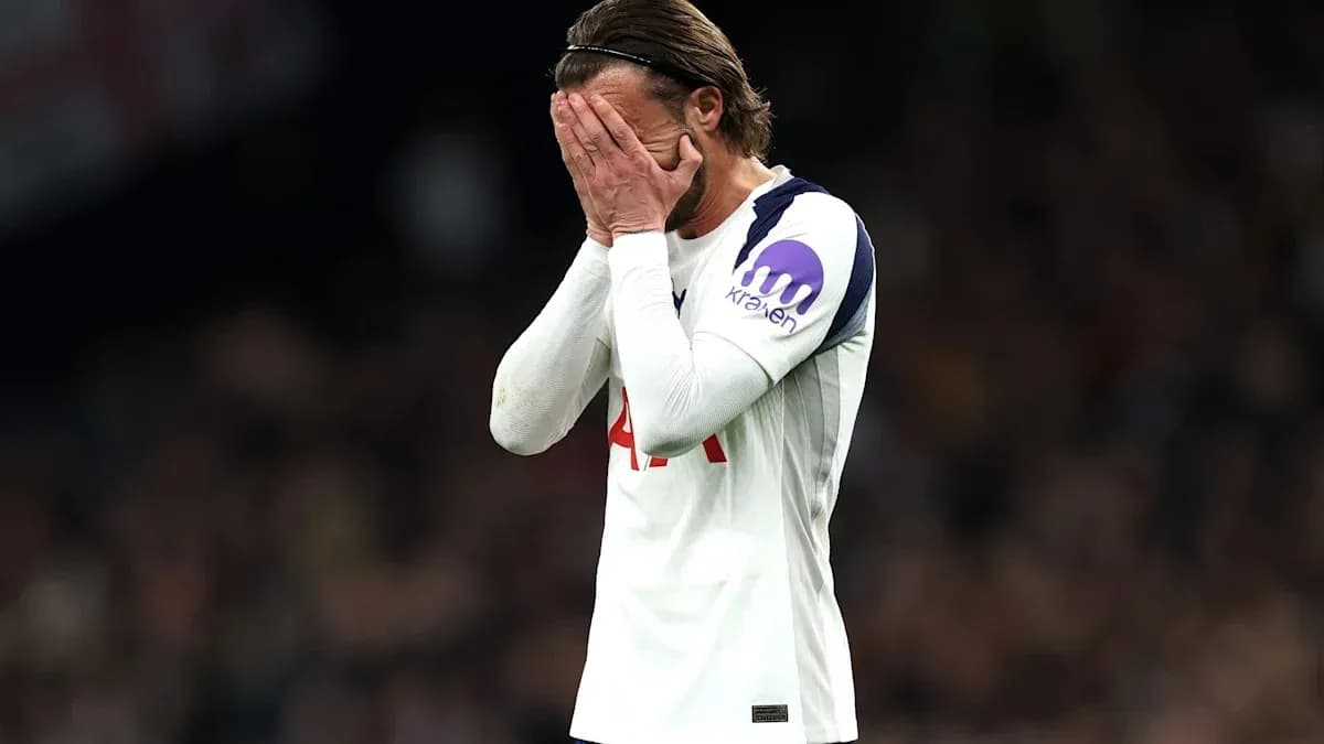 Jugador de Tottenham cubriéndose la cara con las manos