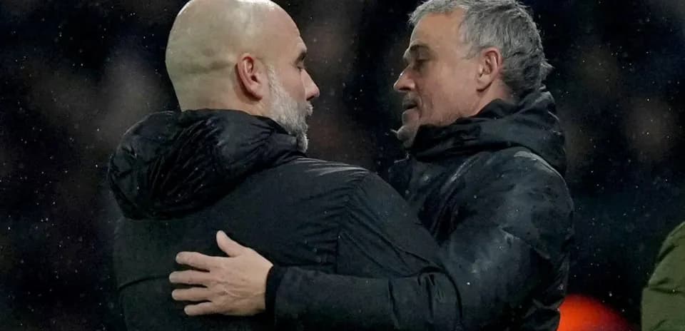 Entrenadores saludándose después del partido