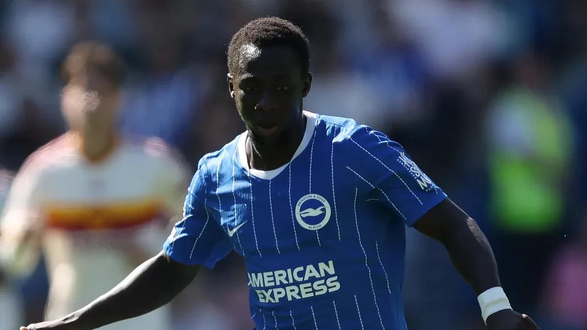 Jugador de Brighton corriendo con balón en el campo