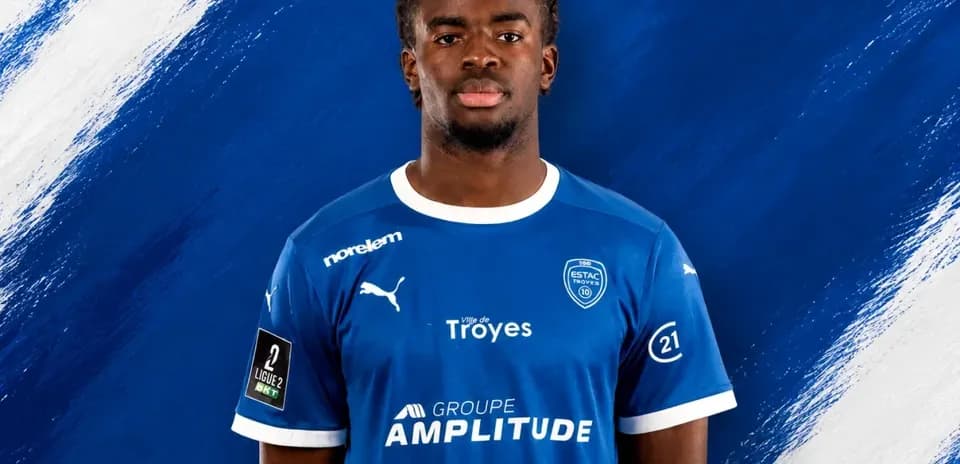 Jugador de ESTAC Troyes en camiseta azul