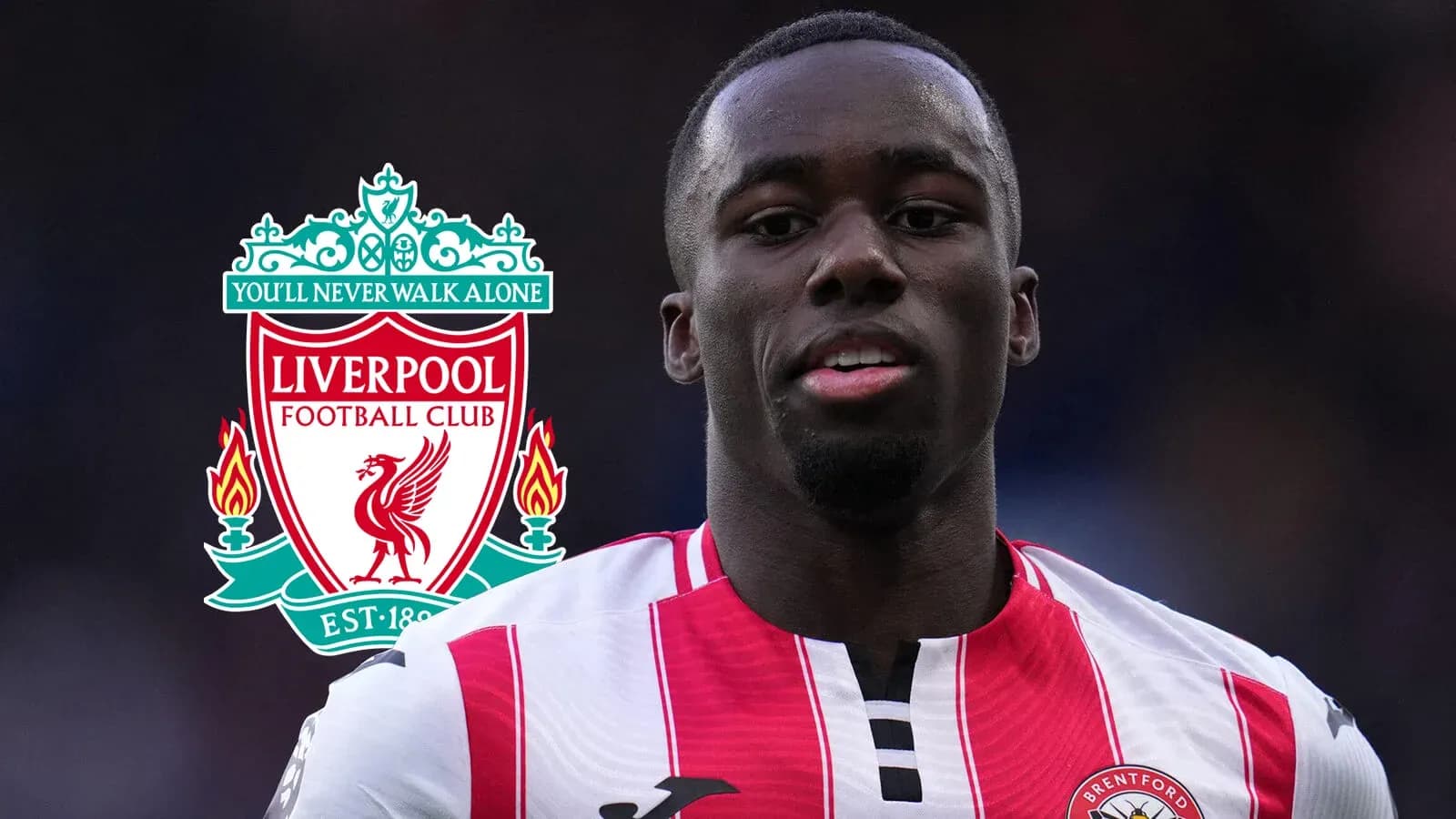 Jugador de Brentford con logo de Liverpool de fondo
