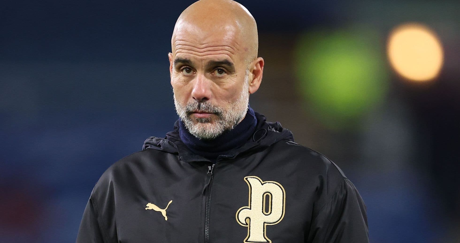 Entrenador observando durante un partido de fútbol