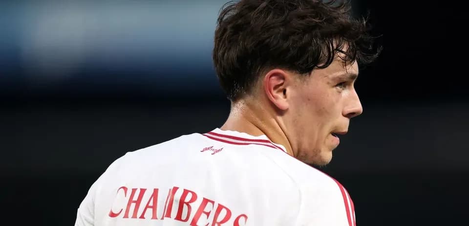 Jugador con camiseta blanca y nombre 'CHAMBERS' visible