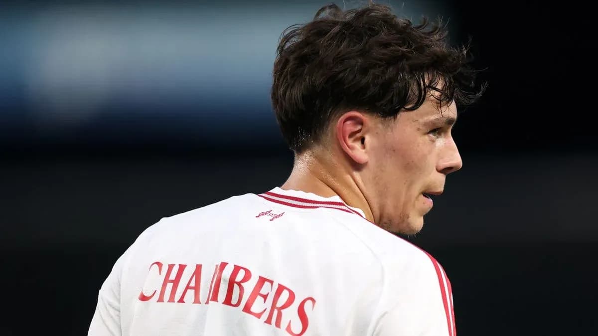 Jugador con camiseta blanca y nombre 'CHAMBERS' visible