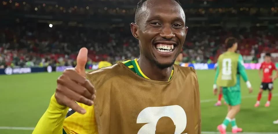 Jugador sonriente haciendo gesto de aprobación en el campo