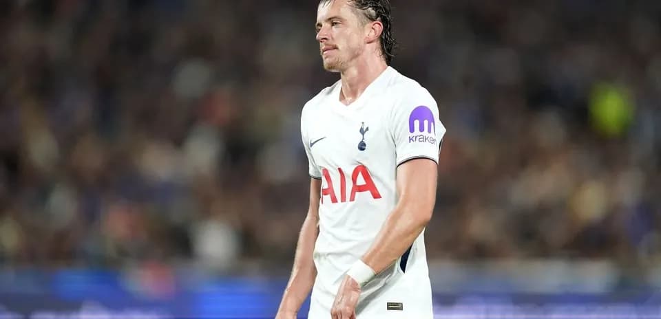 Jugador de Tottenham caminando en el campo