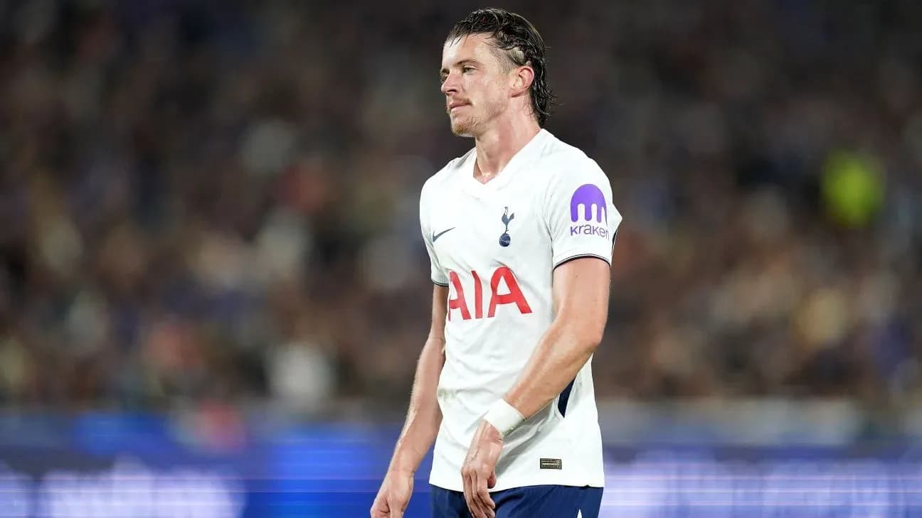 Jugador de Tottenham caminando en el campo