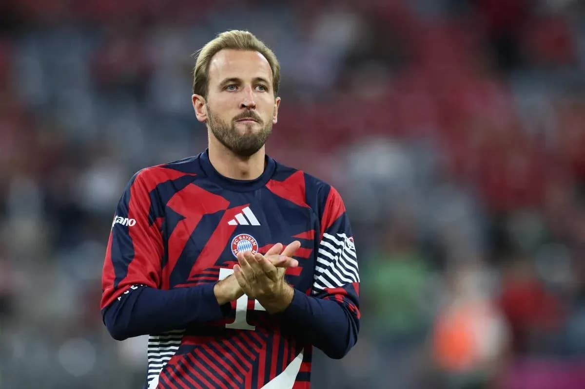 Jugador aplaudiendo en el campo de fútbol