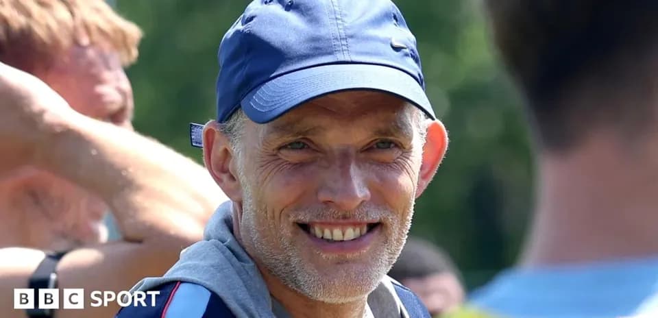 Entrenador sonriendo durante sesión de entrenamiento