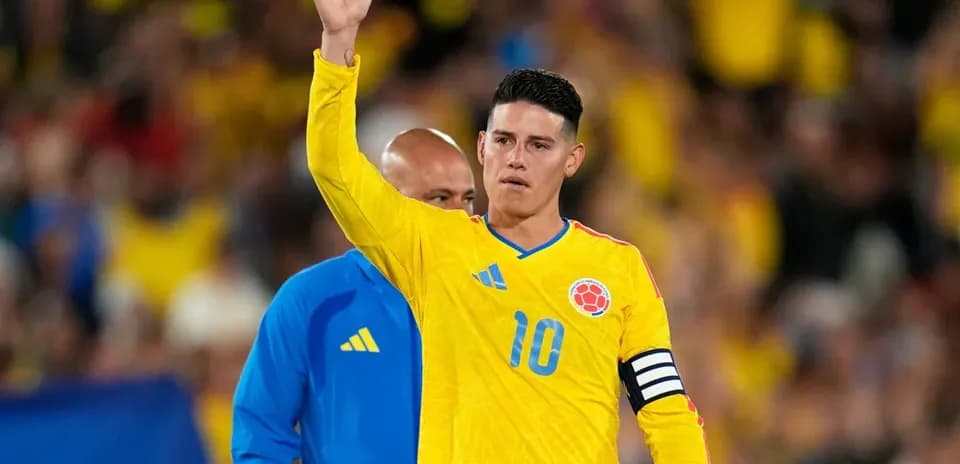 Jugador colombiano saludando a la afición durante partido