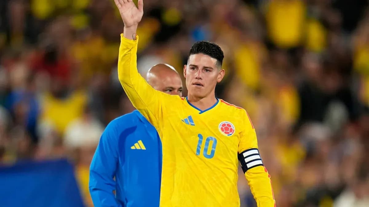 Jugador colombiano saludando a la afición durante partido
