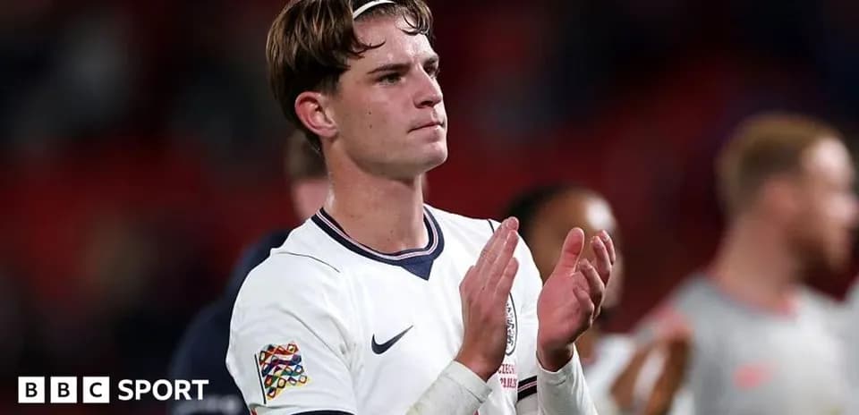 Jugador de Inglaterra aplaudiendo tras el partido