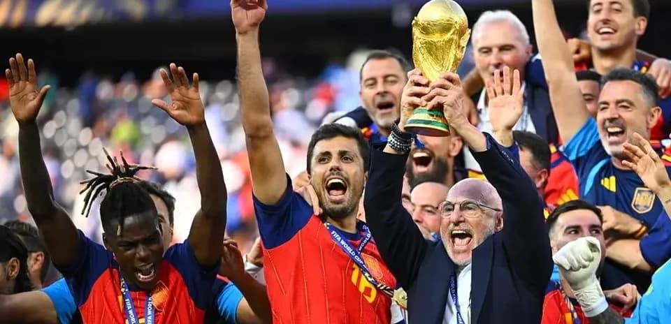 Equipo celebrando con la copa del mundo