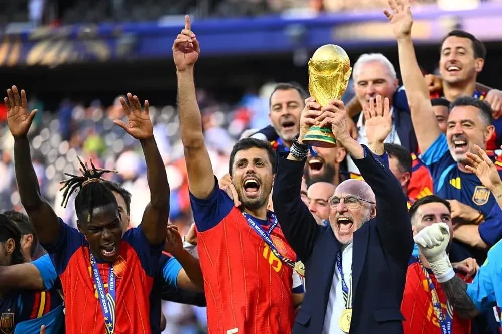 Equipo celebrando con la copa del mundo